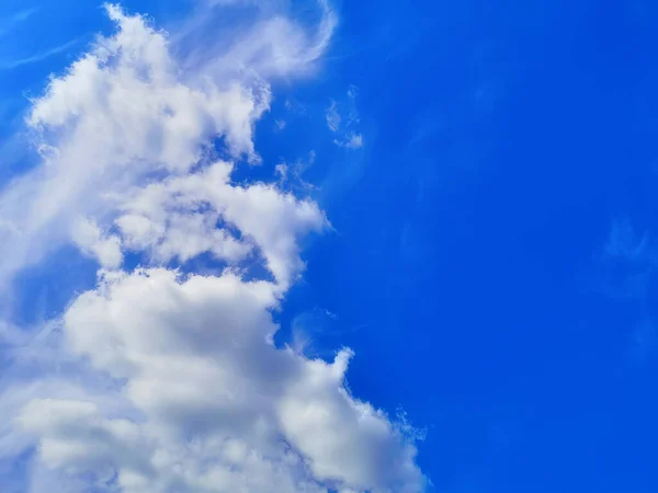 Langit Biru Yang Indah Dan Awan Latar Belakang Alam — Stok Foto