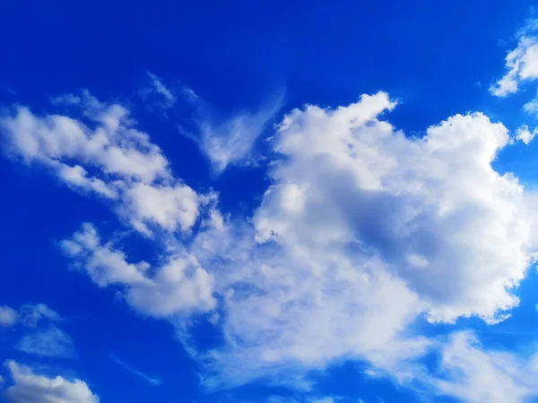 Langit Biru Yang Indah Dan Awan Latar Belakang Alam — Stok Foto