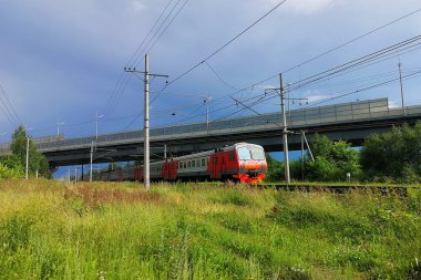 Kırsal bir alanda tren istasyonunda. Akşam, yaz zamanı, bulutlu gökyüzü