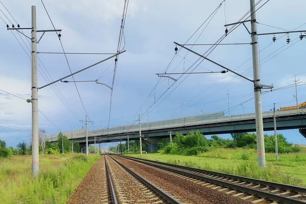 Ferrovia Paesaggio Rurale Sera Ora Legale Cielo Nuvoloso — Foto Stock