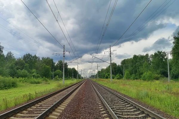 Ferrovia Paesaggio Rurale Sera Ora Legale Cielo Nuvoloso — Foto Stock