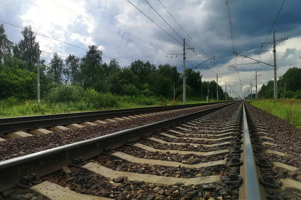 Railroad Tracks Dark Cloudy Sky Dans Paysage Rural Soirée Heure — Photo