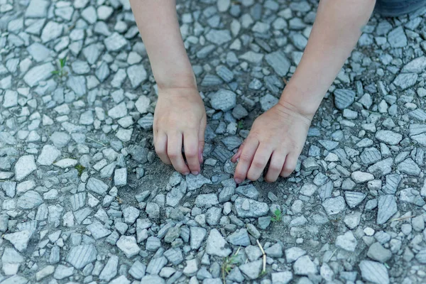 Kleiner Junge Mit Kleinen Steinen Der Hand — Stockfoto