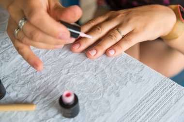 Tırnak cilası lekesi. Koronovirüsle kendini izole ederken kendine manikür. Tüm yaşam koşullarında kişisel bakım kavramı, seçici odaklanma.