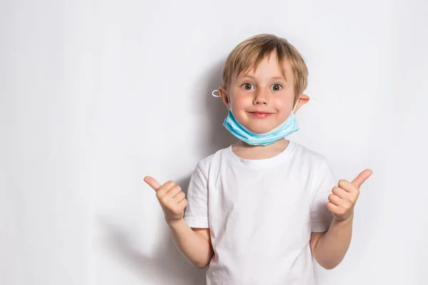 Menina Bonito Máscaras Médicascom Estetoscópio Isolado Fundo Branco Uma Camiseta — Fotografia de Stock