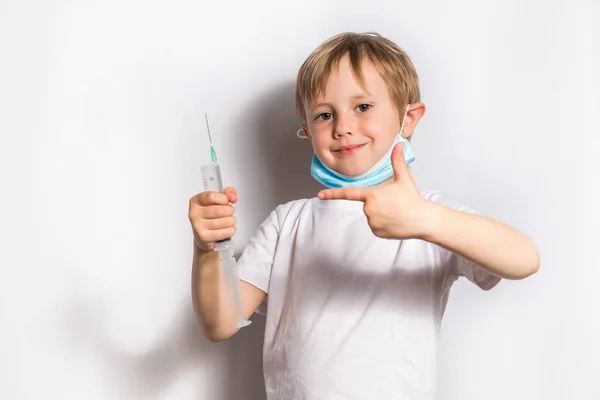 Cute Little Girl Medical Mask Holds Syringe Her Hands White — Stock Photo, Image