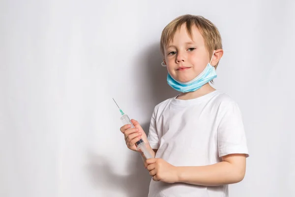 Cute Little Girl Medical Mask Holds Syringe Her Hands White — Stock Photo, Image