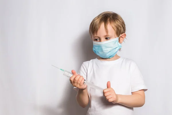 Cute Little Girl Medical Mask Holds Syringe Her Hands White — Stock Photo, Image