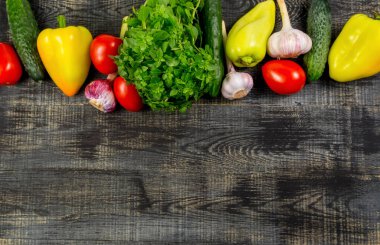 Yüksek Açı Durgun Yaşam Görünümü Metal kâse Taze bitkiler ve Çeşit çeşit çiğ sebzeler Kırsal Ahşap Masa kopyalama alanı