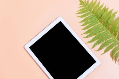 Bej iş masası ev ofis konsepti üzerine tablet modeli