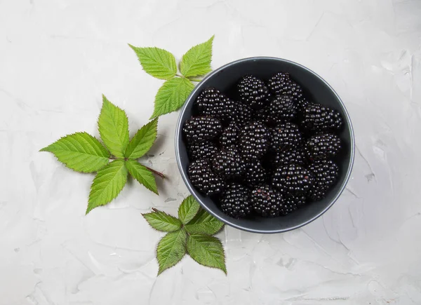 Ripe sweet blackberry on gray concrete background. Top view — Stock Photo, Image