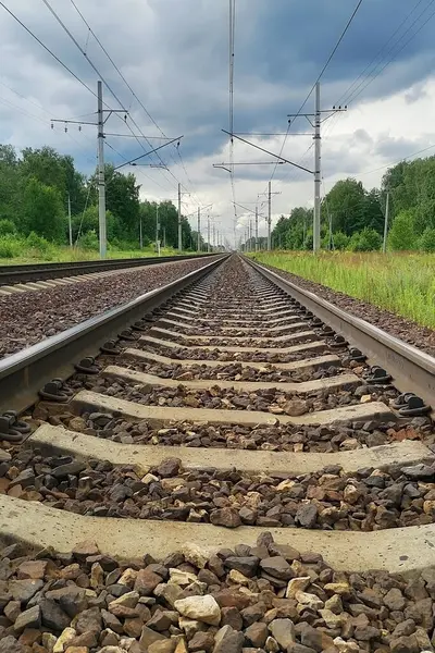 Ferrovia Paesaggio Rurale Sera Ora Legale Cielo Nuvoloso Foto Verticale — Foto Stock