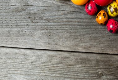 Elle boyanmış paskalya yumurtaları, ahşap arka plandaki bilardo masaları gibi. Metin için alanı olan Paskalya arkaplanı.