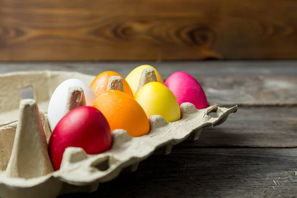 Ahşap Arka Planda Karton Kutuda Boyanmış Paskalya Yumurtaları Paskalya Arkaplanı — Stok fotoğraf