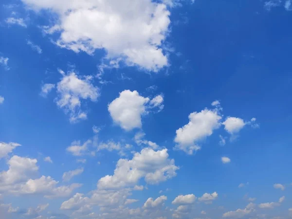 Langit Biru Yang Indah Dan Awan Latar Belakang Alam — Stok Foto