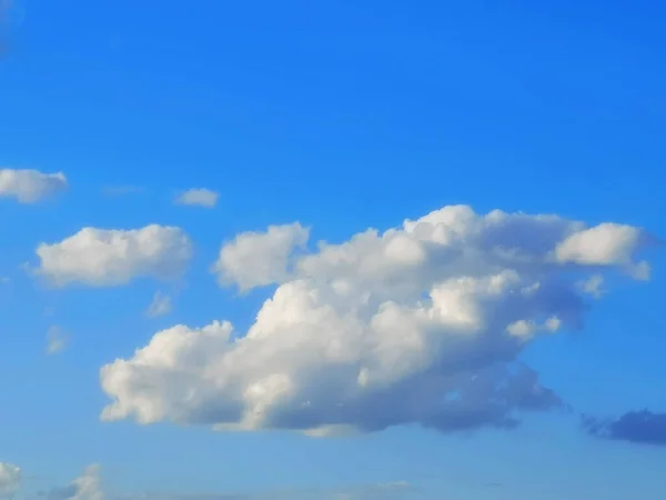 Langit Biru Yang Indah Dan Awan Latar Belakang Alam — Stok Foto