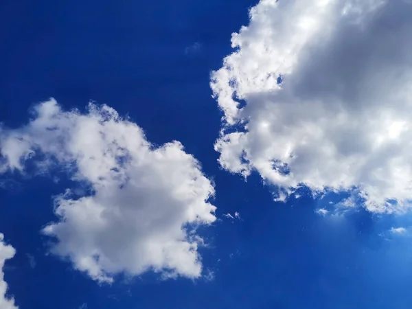 Langit Biru Yang Indah Dan Awan Latar Belakang Alam — Stok Foto