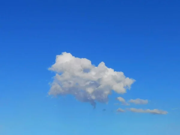 Langit Biru Yang Indah Dan Awan Latar Belakang Alam — Stok Foto