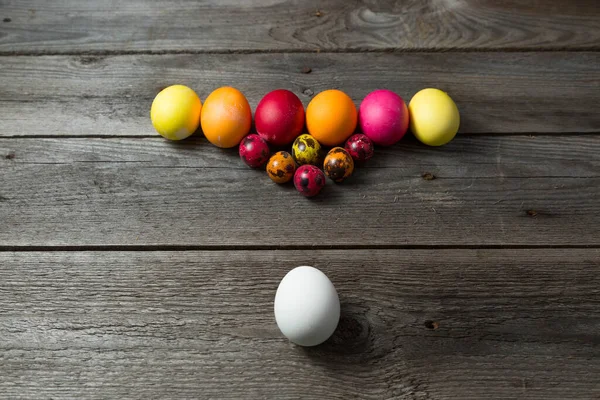 Elle Boyanmış Paskalya Yumurtaları Ahşap Arka Plandaki Bilardo Masaları Gibi — Stok fotoğraf