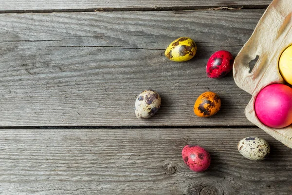 Huevos Pascua Teñidos Caja Cartón Sobre Fondo Madera Fondo Pascua — Foto de Stock