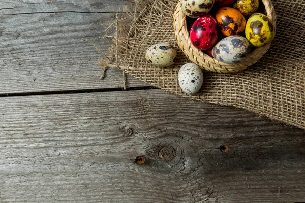 Huevos Pascua Pintados Mano Multicolores Canasta Mimbre Sobre Servilleta Arpillera — Foto de Stock