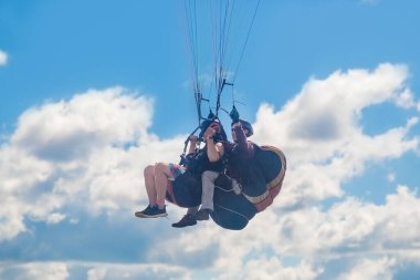 Tver, Rusya - 9 Ağustos 2020: inişten önce son yaklaşma. Arka planda bulutlu mavi gökyüzü görünür..