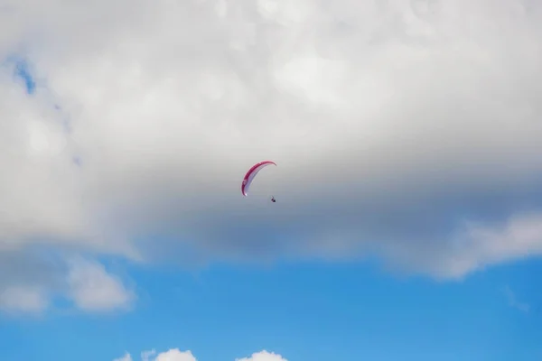 Ένα Αλεξίπτωτο Πλαγιάς Πετάει Στον Γαλάζιο Ουρανό Φόντο Σύννεφα Αλεξίπτωτο — Φωτογραφία Αρχείου