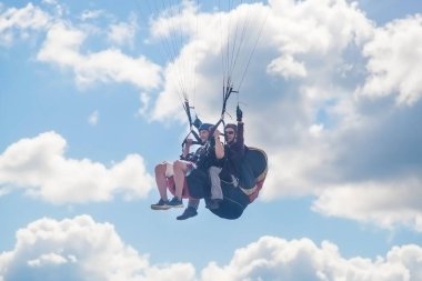 Tver, Rusya - 9 Ağustos 2020: inişten önce son yaklaşma. Arka planda bulutlu mavi gökyüzü görünür..