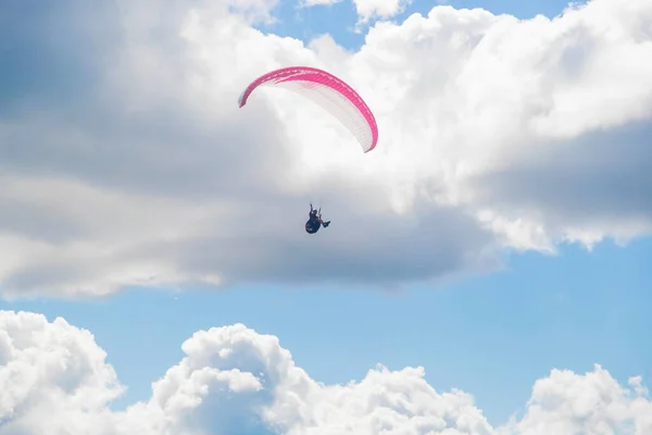 有一个滑翔伞在蓝天的云彩背景下飞翔 在阳光灿烂的日子里 滑翔在天空中 — 图库照片