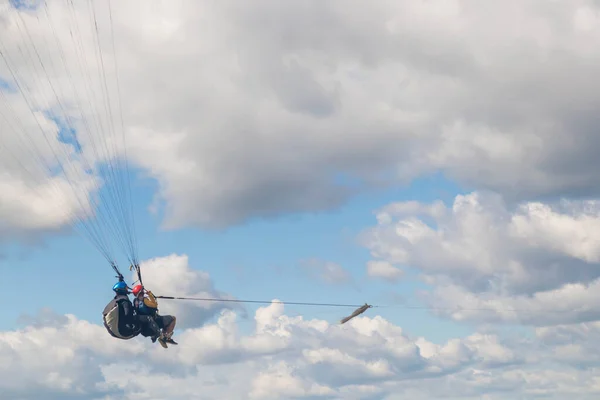 Tver Ryssland Augusti 2020 Paraglider Flyger Den Blå Himlen Mot — Stockfoto