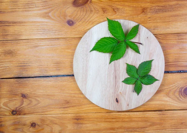 Hojas Mora Sobre Tabla Cortar Bambú Sobre Fondo Madera — Foto de Stock