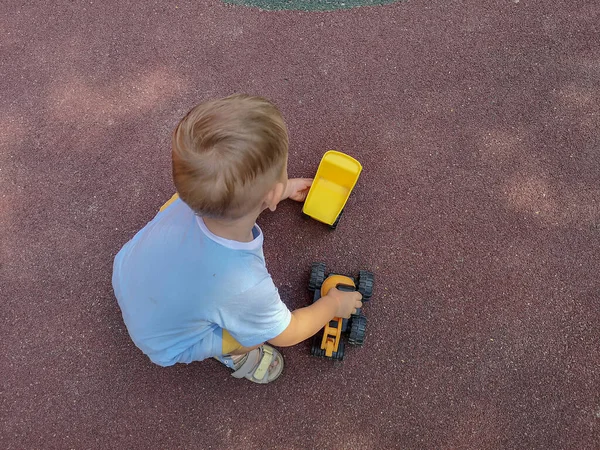Χαριτωμένο Μικρό Αγόρι Ένα Μπλε Shirt Και Κίτρινο Σορτς Παίζει — Φωτογραφία Αρχείου