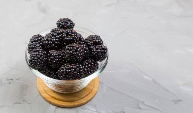 Beton arka planda yaprakları olan olgun böğürtlen, kırsal, yazı ve afiş yeri