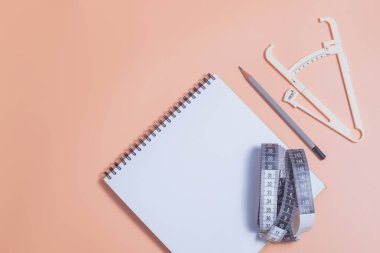 Vücut yağ oranını ölçmek için kullanılan ölçüm bandı ve kalibreli sağlıklı yaşam tarzı, diyet ve fitness konsepti. Çevre dostu kilo verme konsepti. Kendinle ve doğayla uyum içinde ol..