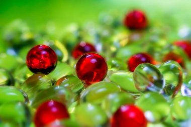 Açık sarı ve kırmızı renkli ilaç kapsülleri. Sağlık sigortası ilaç eczanesi geçmişi.