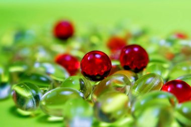 Açık sarı ve kırmızı renkli ilaç kapsülleri. Sağlık sigortası ilaç eczanesi geçmişi.