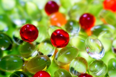 Açık sarı ve kırmızı renkli ilaç kapsülleri. Sağlık sigortası ilaç eczanesi geçmişi. E vitamini ve Omega 3 vitamin malzemeleri. Soyut tıbbi geçmiş.