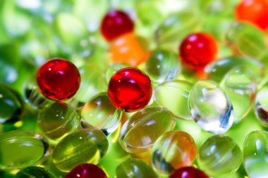 Açık sarı ve kırmızı renkli ilaç kapsülleri. Sağlık sigortası ilaç eczanesi geçmişi.