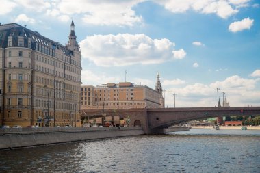 MOSCOW, RUSSIA - 21 AĞUSTOS 2020: Moskova şehri turizm teknesinden. Yazın Moskova şehir merkezinde romantik bir su gezisi. Gökyüzünün canlı renkleri ve arkaplanda bulutlar