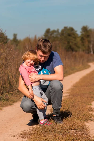 Papá Feliz Puso Cuclillas Junto Hija Campo Con Hierba Seca — Foto de Stock