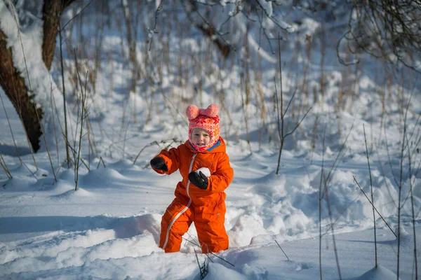 Little Girl Orange Jumpsuit Plays Snowballs Winter Forest Family Walk — Stock Photo, Image