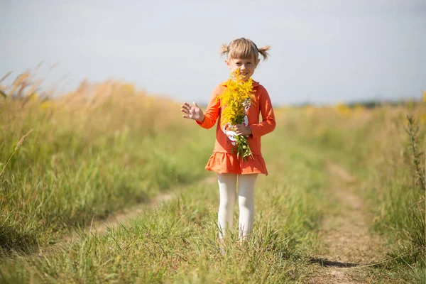 Menina Adorável Segurando Buquê Flores Silvestres Amarelas Suas Mãos Fundo — Fotografia de Stock