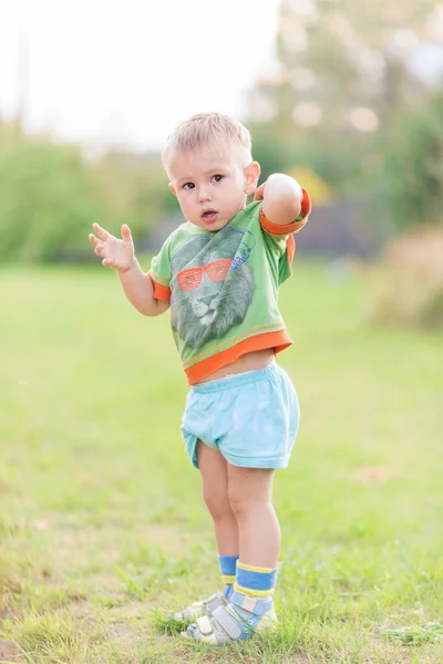 Boy Scratches His Back Mosquito Bite While Standing Green Lawn — Stock Photo, Image