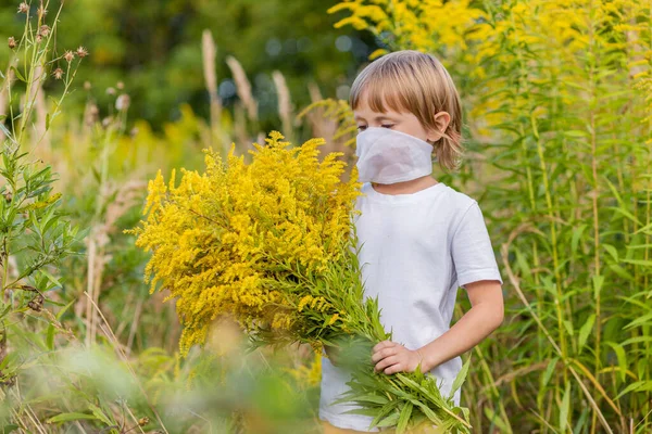 Ένα Κοριτσάκι Ιατρική Μάσκα Κρατάει Ένα Τεράστιο Μπουκέτο Κίτρινα Φθινοπωρινά — Φωτογραφία Αρχείου