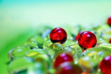 Açık sarı ve kırmızı renkli ilaç kapsülleri. Sağlık sigortası ilaç eczanesi geçmişi.