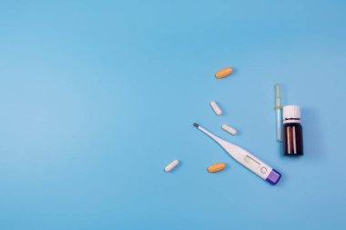 Mavi arka planda boğaz ağrısı ilacı, afiş, kopyalama alanı. Mavi arka planda sağlıklı takviye. Boşluğu kopyala.