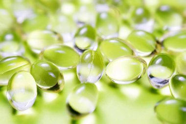 Açık sarı renkli ilaç kapsülleri. Sağlık sigortası ilaç eczanesi geçmişi.