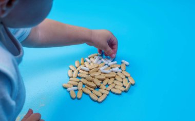 Çocukça ellere hapları yakın tut, küçük çocuk evde haplarla tek başına oyna. Konsepte ulaşmak için çocuklardan uzak durun. İlaç dolabı yok, farkındalığı arttır...