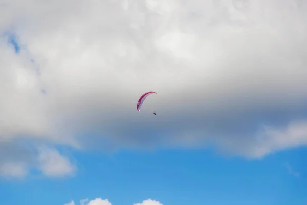 One Paraglider Flying Blue Sky Background Clouds Paragliding Sky Sunny — Stock Photo, Image