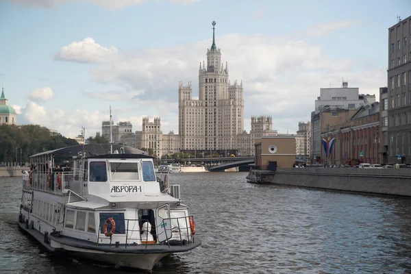 Moskova, Rusya - 21 Ağustos 2020: Moskova Nehri 'nin merkezi. Zaradye parkından Moskova nehrinin manzarası.